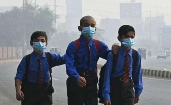سموگ کی بدتر صورتحال کے پیش نظر سکولوں میں چھٹیوں میں توسیع کا امکان