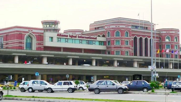 لاہور ائیرپورٹ پر کسٹمز نے اسمگل کیے جانے والے ہیرے اور دیگر قیمتی سامان ضبط کرلیا