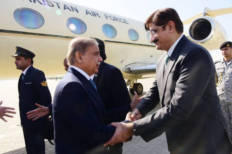 وزیراعظم کراچی پہنچ گئے، کسٹمز کلیئرنس کے فیس لیس اسسمنٹ سسٹم کا افتتاح کریں گے