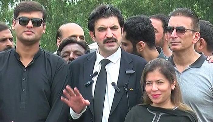 بیرون ممالک میں کچھ لوگ پی ٹی آئی کی بدنامی کا باعث بن رہے ہیں ،شیرافضل 
