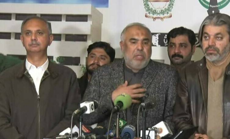  190ملین پائونڈ کیس کے فیصلے کی جتنی مذمت کی جائے کم ہے: اسد قیصر