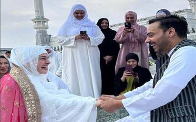کبری خان اور گوہر رشید کا مکہ مکرمہ میں نکاح،ویڈیو سوشل میڈیا پر شیئر 