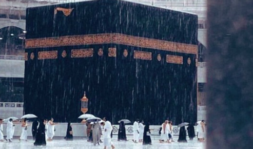 مسجدالحرام:عشرہ مغفرت کے آغاز پر باران رحمت،زائرین نےطواف کعبہ جاری رکھا