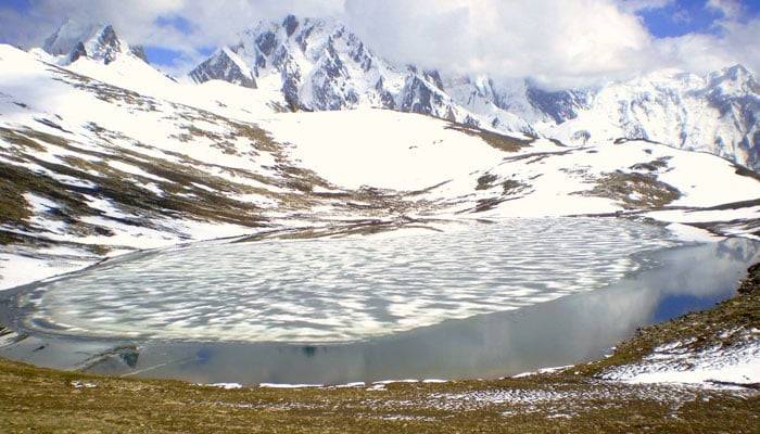 ملک میں گرمی بڑھنے سے گلیشیئر پگھلنے، جھیلیں نمودار ہونے کا امکان