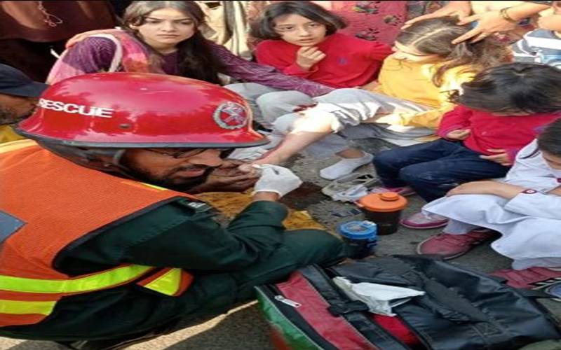  لاہور کے علاقے جوہر ٹائون میں سکول وین کا خوفناک حادثہ، 10 بچے زخمی