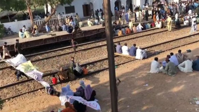 اسٹیل ملز کے برطرف ملازمین کا بن قاسم ریلوے ٹریک پر دھرنا جاری، ٹرین آپریشن معطل
