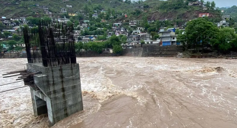 خوراک ذخیرہ کر لیں: کشیدگی کے پیشِ نظر پاکستان کے زیر انتظام کشمیر کے رہائشیوں کو ہدایت