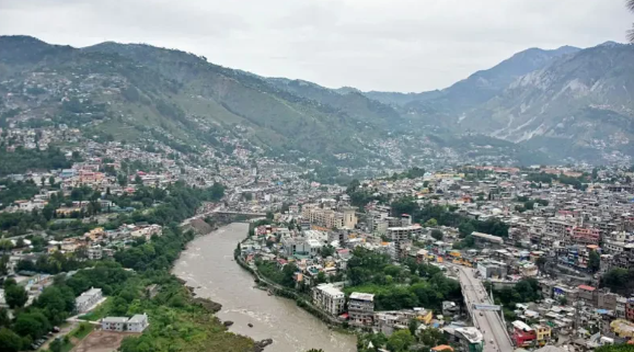 مظفر آباد میں سناٹے اور خوف کی فضا:’چھٹیاں منانے آئے تھے لیکن اب گوگل پر میزائل رینج چیک کر رہے ہیں
