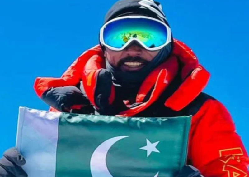 پاکستانی کوہ پیما سرباز خان نے نئی تاریخ رقم کردی