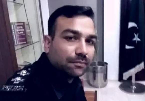 پشاور میں پولیس موبائل کے قریب خودکش دھماکا، سب انسپکٹر اور کانسٹیبل شہید