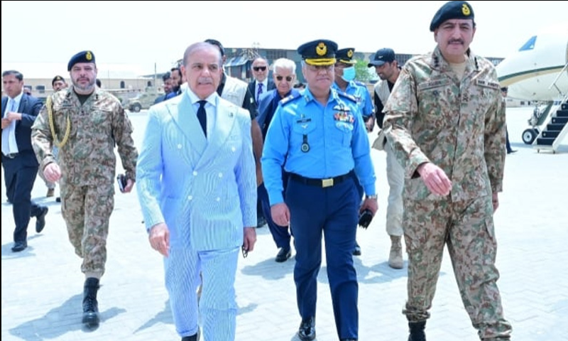 وزیراعظم پاک بحریہ کے کردار کو خراج تحسین پیش کرنے کراچی پہنچ گئے