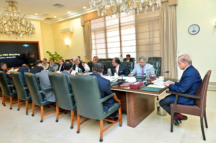 ایف بی آر کی ڈیجیٹائیزیشن اور نظام کو خود کار بنانے کیلئے اقدامات تیزی سے جاری ہیں: وزیرِاعظم