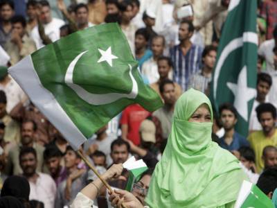 خیبر سے کراچی تک آزادی کا جشن سبز ہلالی پرچموں کی بہار
