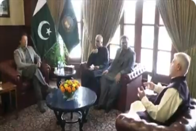 وزیرِ اعظم ایک روزہ دورے پر پشاور پہنچ گئے