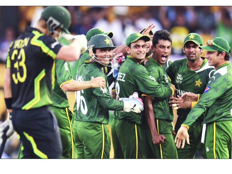 ٹی20 ورلڈ کپ: پاکستان سیمی فائنل میں ‘ بھارت آﺅٹ‘ ملک بھر میں جشن‘ ڈھول کی تھاپ پر بھنگڑے 