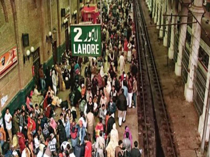 خراب سکیورٹی کیمرے‘ بیٹھنے کی جگہ نہ پینے کا پانی‘ لاہور ریلوے سٹیشن مسائل کا گڑھ بن گیا 
