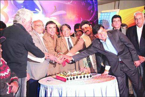 پی ٹی وی کی 48 ویںسالگرہ پر لاہور سنٹر میں تقریب، کیک کاٹا گیا 