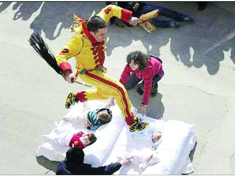 سپین میں نو مو لود بچوں کے اوپر سے چھلا نگ لگا نے کا روایتی تہوار 