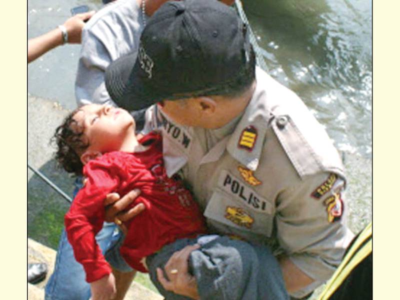  انڈونیشیا غیر قانونی تارکین وطن کی کشتی الٹنے سے 4 ہلاک، 157 کو بچا لیا گیا 