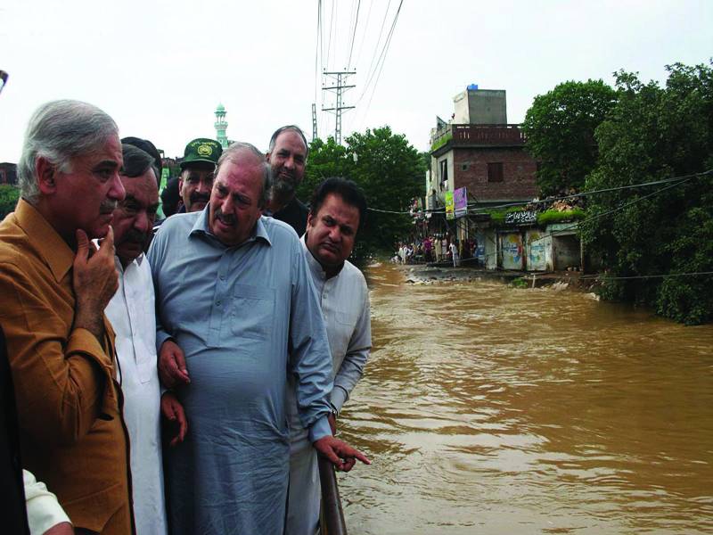 پروٹوکول، سکیورٹی نہ ہیلی پیڈ : شہباز شریف نے سیلاب متاثرین کو دیکھ کر ہیلی کاپٹر اتار لیا