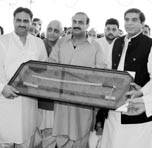 ”قوم کو آپ پر فخر ہے“ راجہ پرویز زمرد خان کے گھر پہنچ گئے، تلوار کا تحفہ پیش کیا 