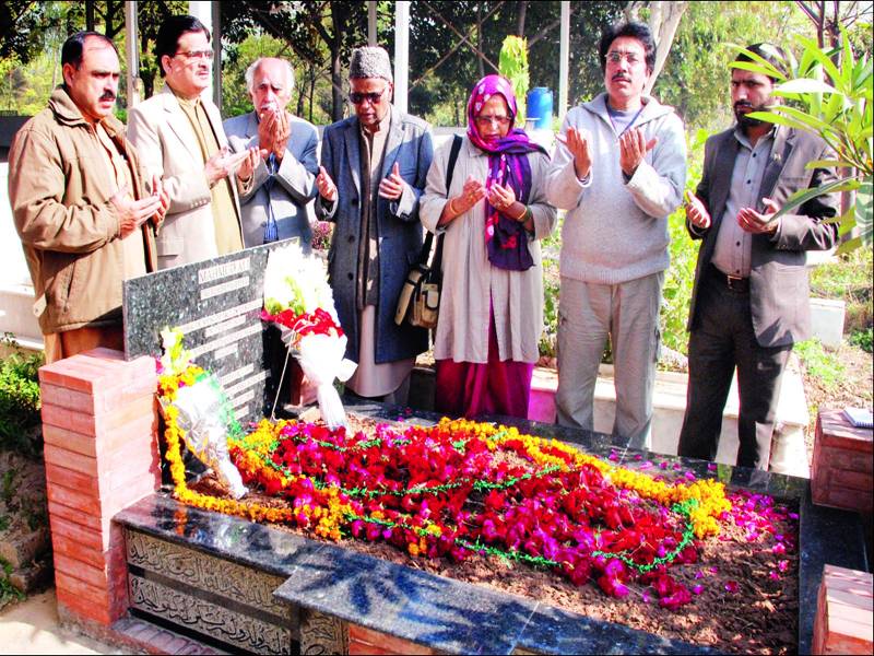 ڈاکٹر مجید نظامی کی جانب سے محمود علی کی قبر پر پھولوں کی چادر چڑھائی گئی