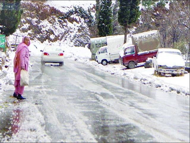لاہور سمیت کئی شہروں میں بارش، پہاڑوں پر برف باری، حادثات میں 3جاں بحق