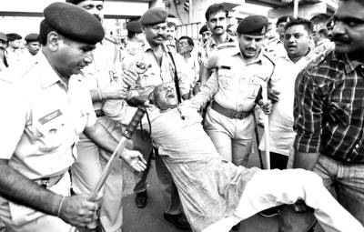 احمد آباد: یوگا گرورام دیو کے راہول گاندھی کے حوالے سے متنازعہ ریمارکس پر مظاہرہ کرنیوالے دلت نچلی ذات کے ہندو کو پولیس اہلکار گھسیٹ کر لے جا رہے ہیں