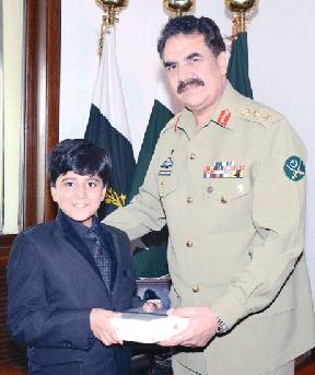 راولپنڈی : آرمی چیف جنرل راحیل شریف رائے حارث منظور کو گفٹ دے رہے ہیں 