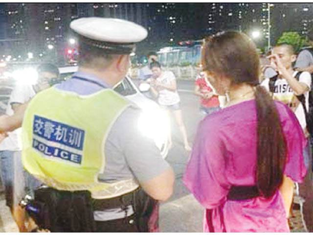 چین میں گاڑی کی ہائی بیم ہیڈ لائٹیں آن کرنے پر انوکھی سزا 