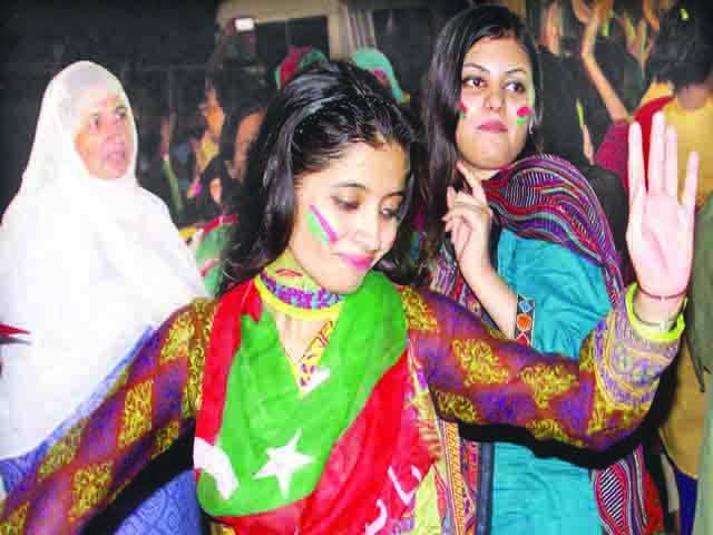 ’’رات کو رقص دن کو آرام، عجب دھرنا عجب مارچ، کیا یہ نیا پاکستان ہے‘‘: کرن حیدر