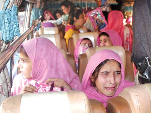 کراچی: 15 بچیاں والدین کے حوالے، مدرسہ چلانے والی خاتون سمیت 3 ملزموں کی ضمانت 