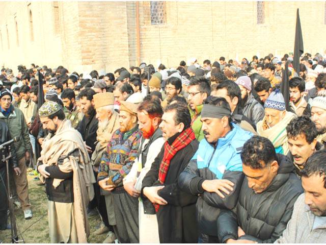 مقبوضہ کشمیر: سانحہ پشاور کے شہداء کی غائبانہ نماز جنازہ‘ احتجاجی مظاہرے‘ جھڑپ میں ایک مجاہد شہید