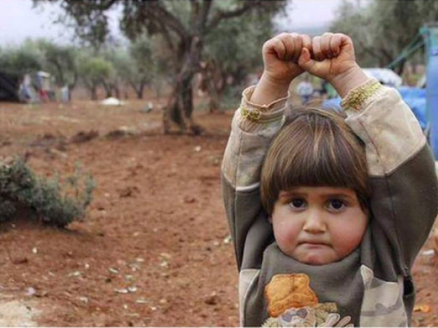 شام: تصویر اتارنے پر معصوم بچی نے کیمرے کو بندوق سمجھا، ہاتھ بلند کئے، ہونٹ بھینچ لئے آنکھوں میں خوف نے ساری حقیقت بیان کردی