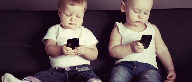 بچے بولنے یا چلنے سے بھی پہلے موبائل پسند کرنے لگتے ہیں: تحقیق
