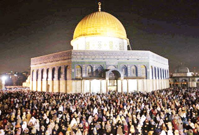  لیلۃ القدر : ہزاروں فلسطینی صہیونی رکاوٹیں توڑتے ہوئے مسجد اقصیٰ پہنچ گئے 