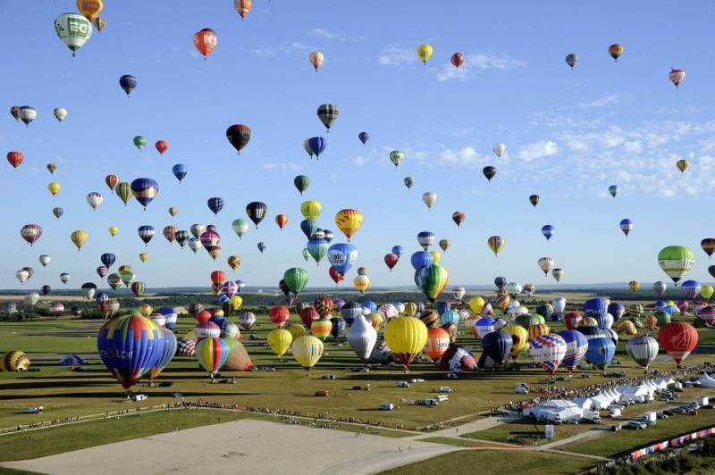 فرانس میں گرم ہَوا کے غبارے چھوڑنے کا عالمی ریکارڈ 