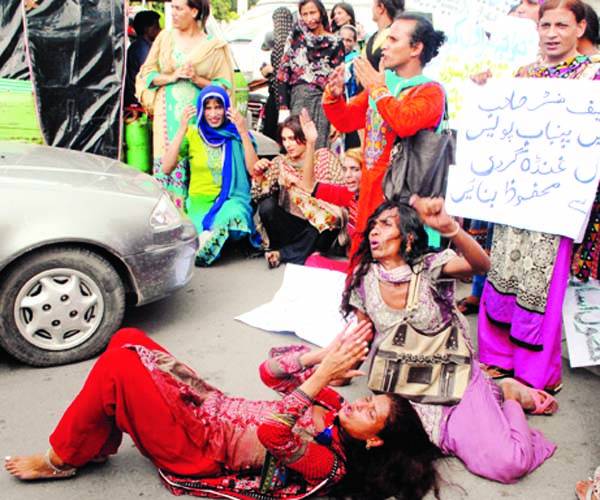 خواجہ سرائوں کا مطالبات کے حق میں پنجاب اسمبلی کے باہر مظاہرہ، دھرنا، ٹریفک جام 