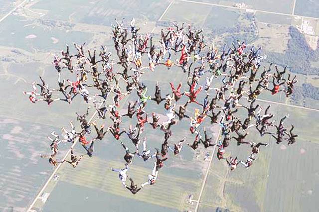 امریکہ میں 164 سکائی ڈائیورز کا بیس ہزار فٹ بلندی سے چھلانگ کا مظاہرہ