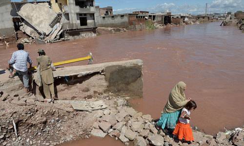 سیلاب‘ طوفانی بارشوں سے مزید تباہی‘ چھتیں گرنے‘ ڈوبنے سے 37 افراد جاں بحق 
