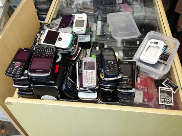 کراچی میں سمگل ہو کر آنے والے 28 ہزار موبائل فون اور الیکٹر انک آلات پکڑے گئے 