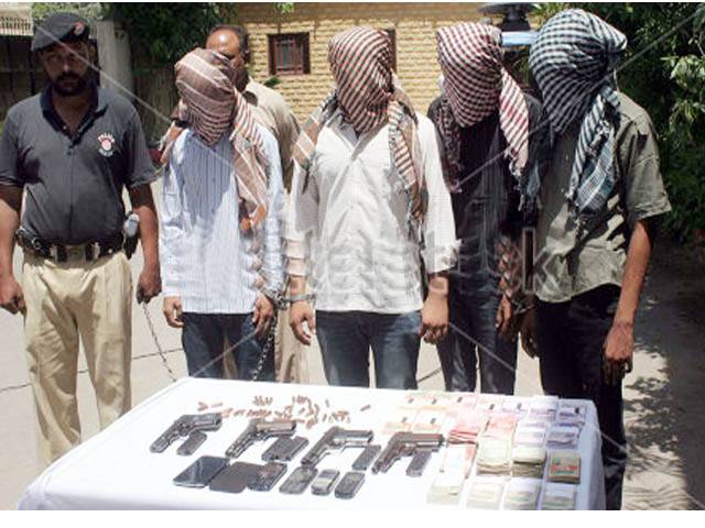 بھاری مقدار میں اسلحہ لاہور سمگل کرنیکی کوشش ناکام، 5 ملزم گرفتار