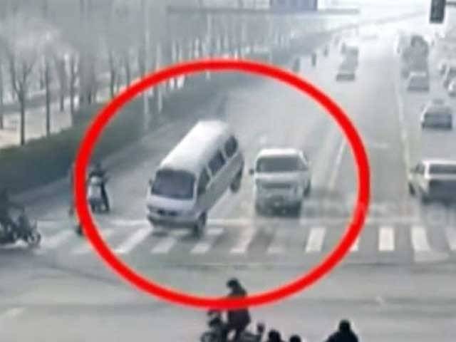 چین کی سڑک پرچلتی کاریں اچانک فضا میں اچھلنے لگیں  