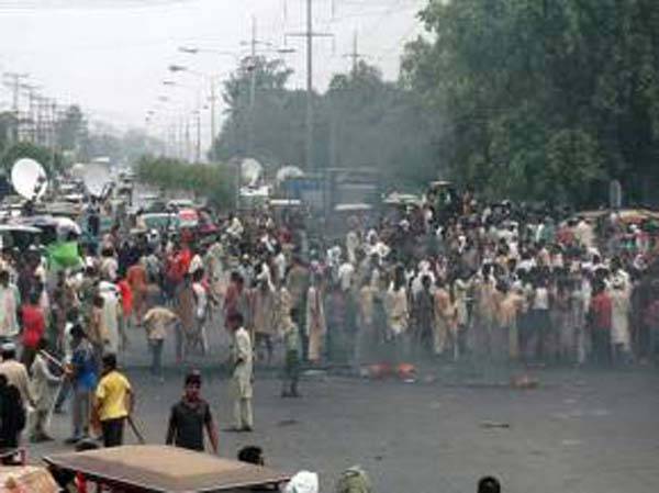 بجلی بندش جاری، گیس بھی نایاب ، اسلام آباد، لاہور سمیت کئی شہروں میں مظاہرے، بل نذر آتش 