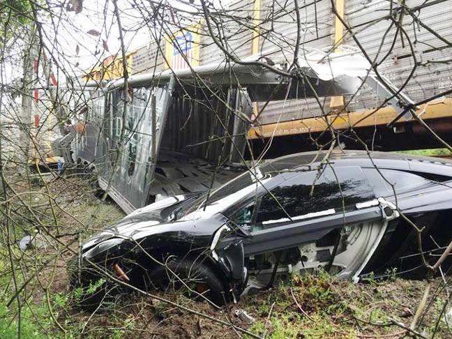 چلی: کار ٹرین کی زد میں آ گئی‘ 2 بچوں سمیت 7 افراد ہلاک