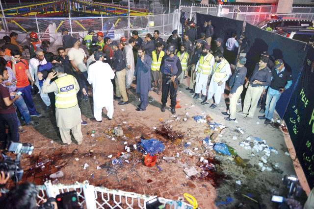 لاہور :گلشن اقبال پارک میں خودکش دھماکہ خواتین اور بچوں سمیت 70 افراد جاں بحق 340 زخمی