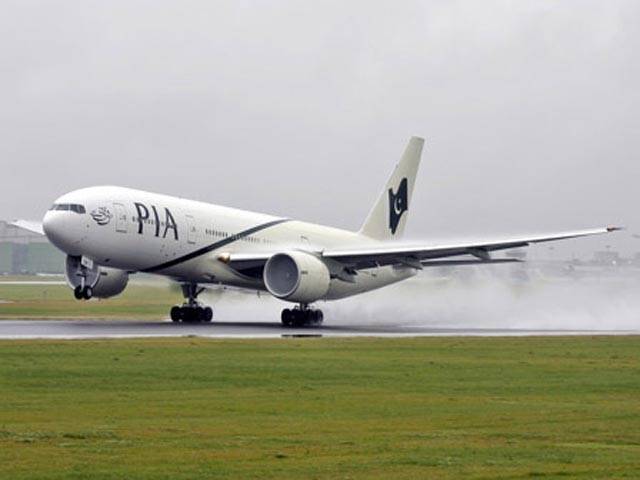 لاہور ائرپورٹ پر لینڈنگ کے دوران پرندہ طیارے سے ٹکرا گیا، بحفاظت اتر گیا 