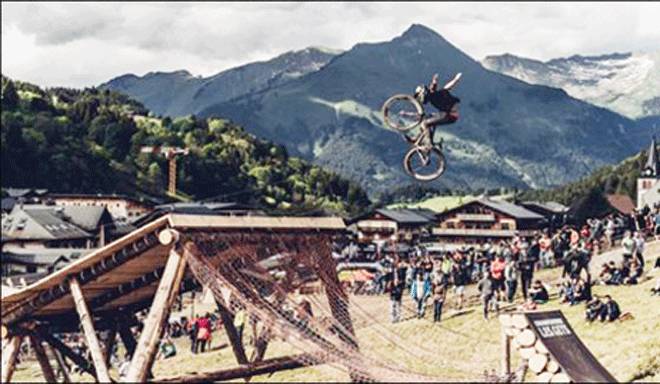 فرانس: پہاڑوں پر بلند ریمپ پر کرتب دکھانے کا مظاہرہ