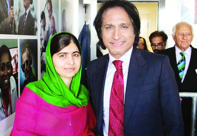ملالہ یوسفزئی پاکستان اور انگلینڈ کا تیسرا ٹیسٹ میچ دیکھنے سٹیڈیم پہنچ گئیں
