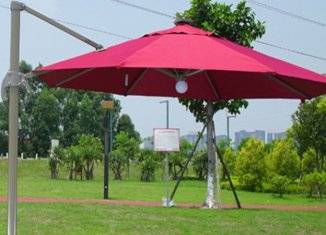 فلسطینی فرم نے حاجیوں کیلئے شمسی توانائی سے چلنے والی سمارٹ چھتری تیار کرلی 